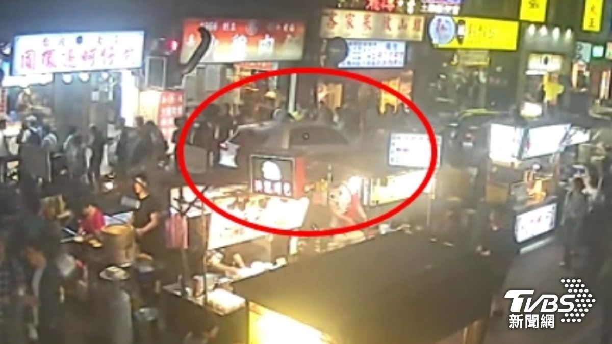 影音/寧夏夜市驚傳車禍!7旬歲翁開進人潮中 女行人遭撞倒地