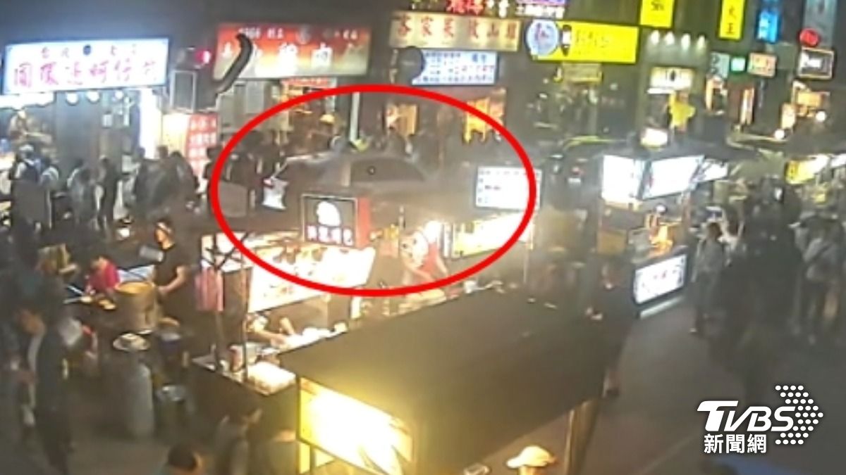 寧夏夜市車禍，女行人遭撞倒地。（圖／TVBS ）