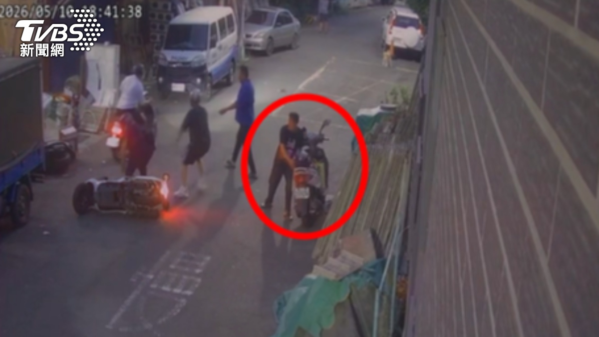 熱心民眾目擊有人撞警察後肇逃,追上前拍下車牌提供給警方。(圖/TVBS)