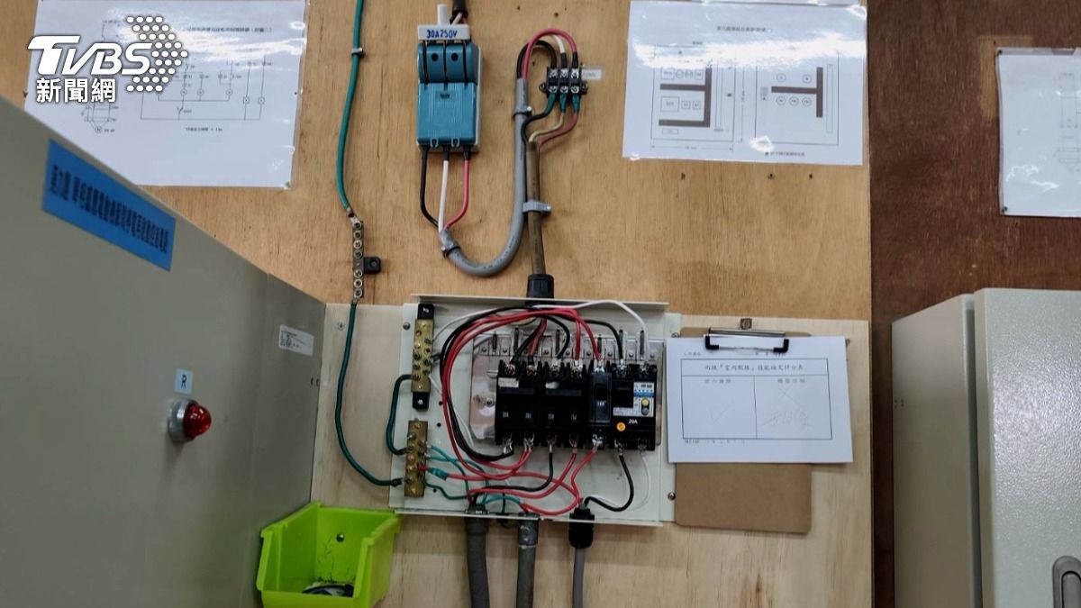 成大南工電機科主任陳冠良說明,因為接地端接在鋼筋上,會導致構成一個迴路,而經過人體心臟的電流只要達50毫安培以上,就有致死的風險。(圖/TVBS)