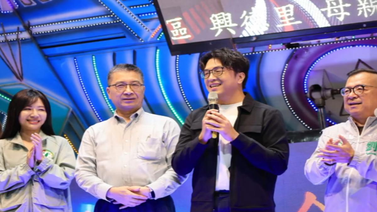 徐國勇帶著沈伯洋跑基層,遭藍營嘲諷是「老母雞帶母雞」。(圖/吳沛憶臉書)