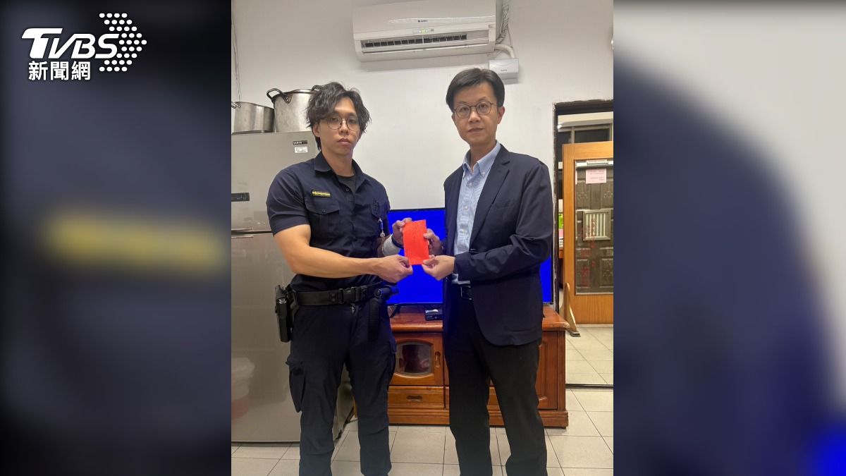 受傷員警黃耀霆,今年32歲,因為民眾提供犯嫌的車牌,調閱6個小時監視器抓到人,分局長頒獎金慰問。(圖/TVBS)