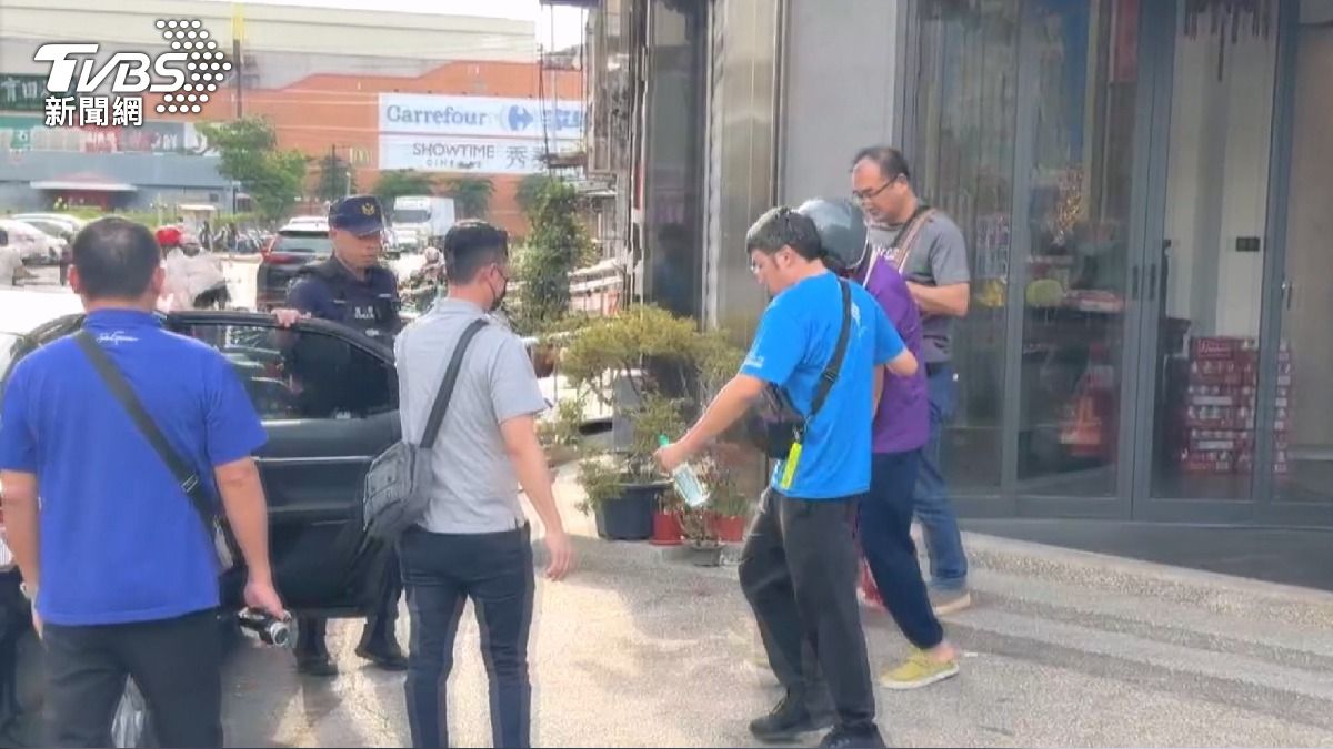 檢察官特別到被害人曾蔡美佐住處外,現場勘查和地毯式蒐證,被告蔡晉財也被借提。(圖/TVBS)