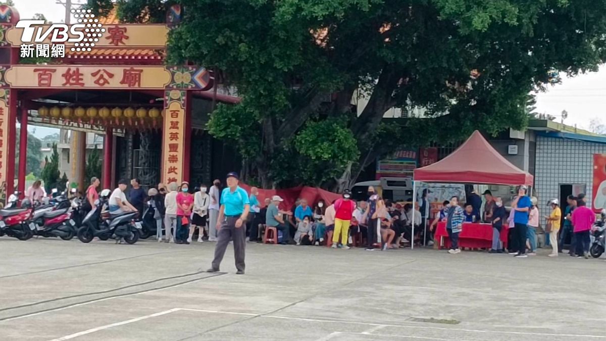 台中「行動監理站」進偏鄉! 排隊人龍多為高齡長輩等換駕照