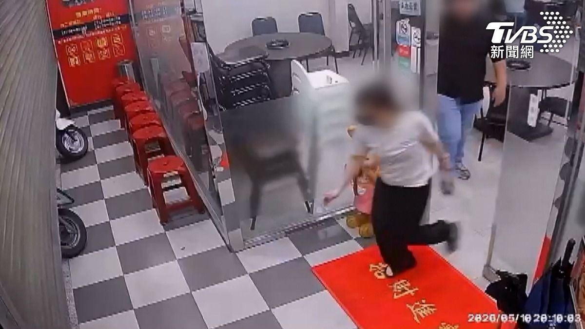 台南佳里區一間火鍋店，母親節晚上發生一起恐怖驚魂，鐵捲門無故下降險壓車，還好有人發現趕緊通知店家，才能及時按下暫停鈕。（圖／TVBS）