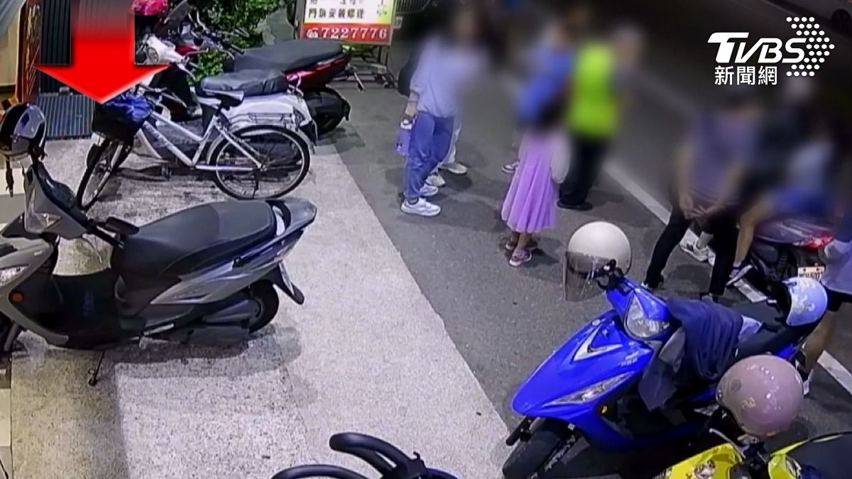 當時馬路上還有剛用完餐的客人，目睹這一幕也是一臉狐疑。（圖／TVBS）