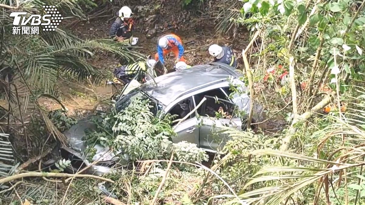 苗栗勘災車墜10米深山谷!21歲女駕駛「急打方向盤」4人傷送醫。(圖/TVBS)