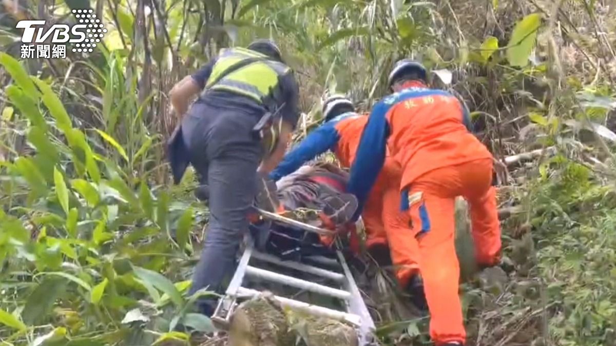 消防人員獲報後火速趕抵現場,架設梯子下切至河床救援受困人員。(圖/TVBS)