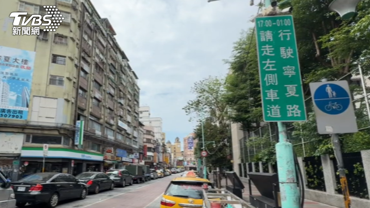 寧夏夜市非徒步區有人車分道。(圖/TVBS)
