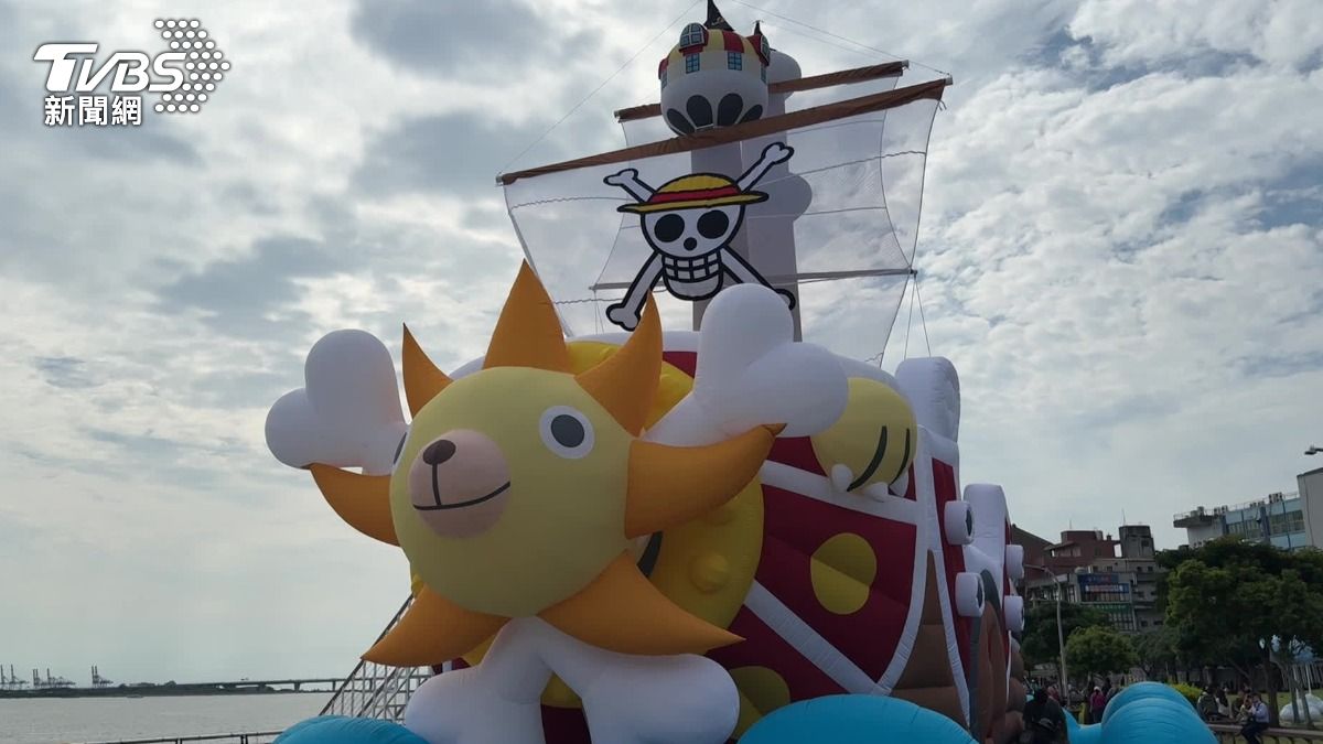 高達12米的海賊船「千陽號」現身淡水河畔,吸引大小朋友拍照。(圖/TVBS)