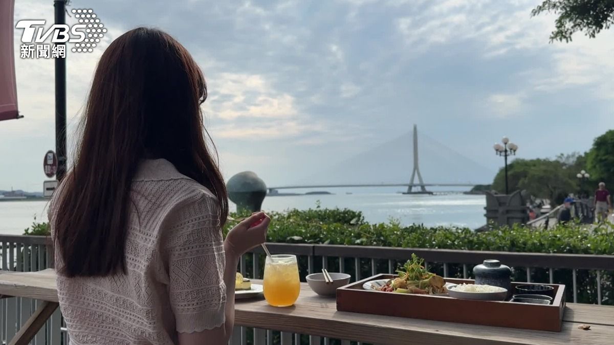 淡水河岸景觀餐廳可以欣賞淡江大橋美景。(圖/TVBS)