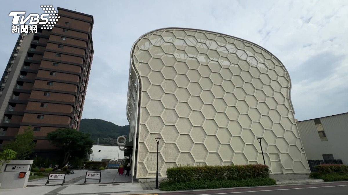 八里一間今年新開幕的巨大生吐司屋,因為今天淡江大橋通車,來客數比平常多三倍。(圖/TVBS)