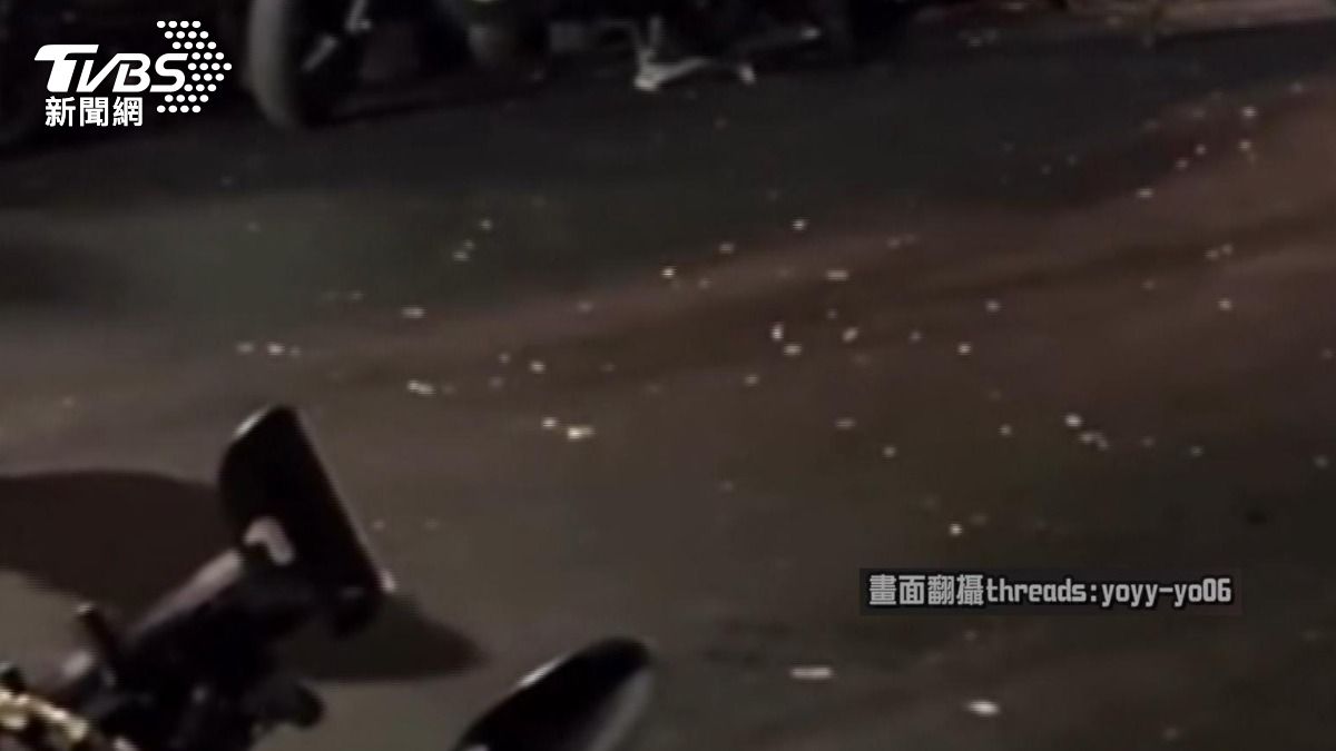 逢甲套房內男狂砸窗,玻璃雨落6樓險砸人。(圖/民眾提供)