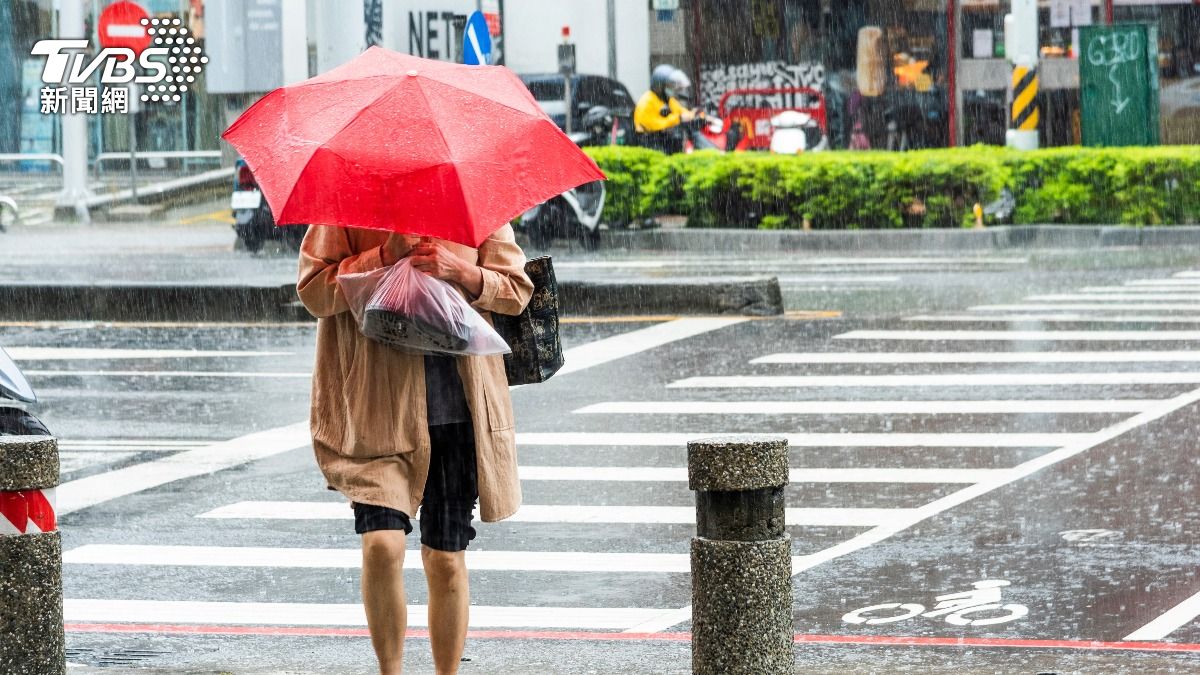 明天天氣/雷雨連炸3天!明起鋒面殺到 「這地區」低溫探20度