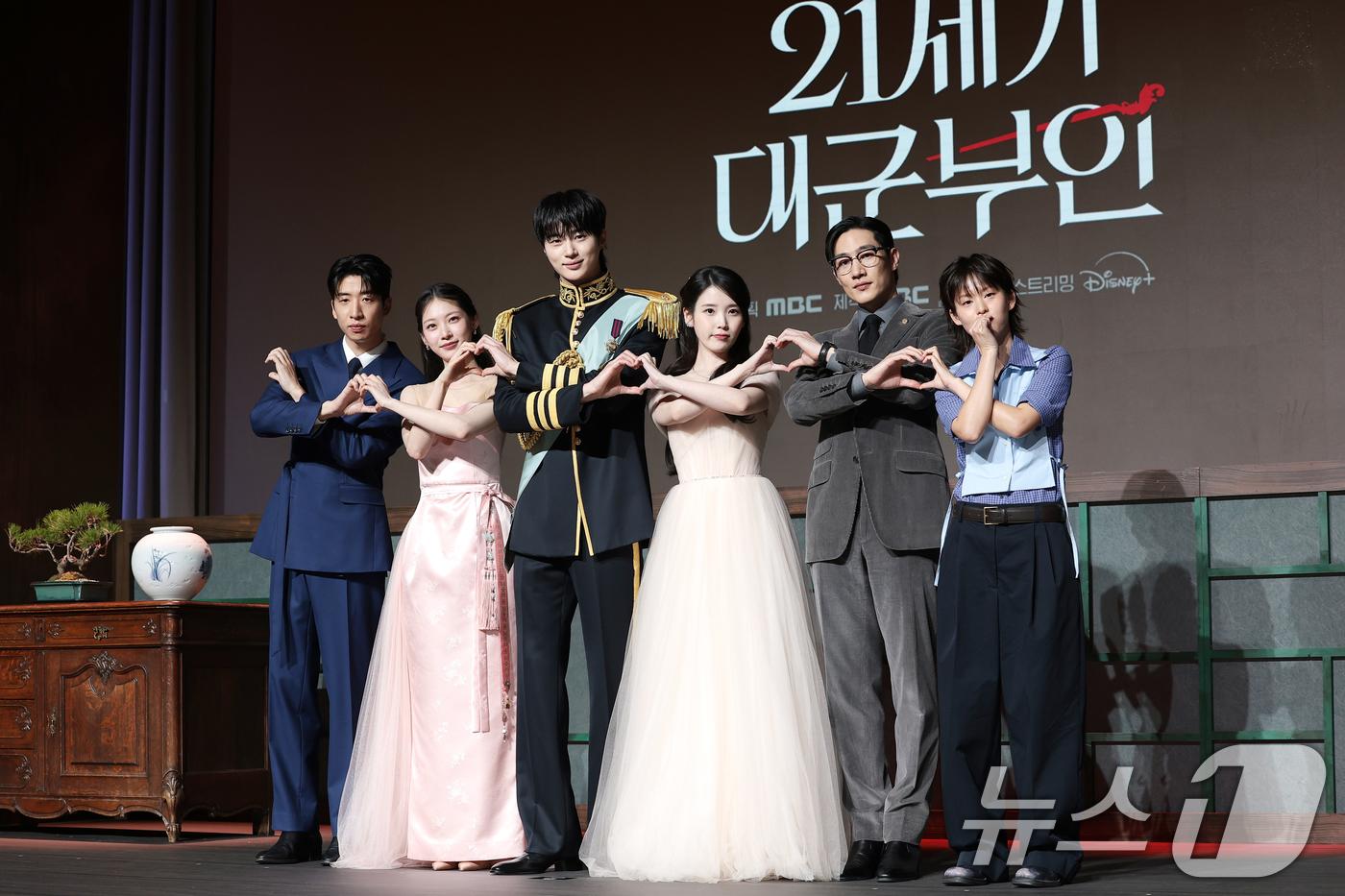 左起劉秀彬、孔升妍、邊佑錫、IU、魯尚炫、李妍都不會接受下檔訪問。(圖/news1提供)