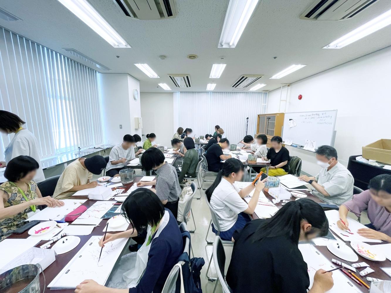 職人一筆一劃完成場景，堅持手工質感，不希望畫面走向均質化。（圖／華映娛樂提供）