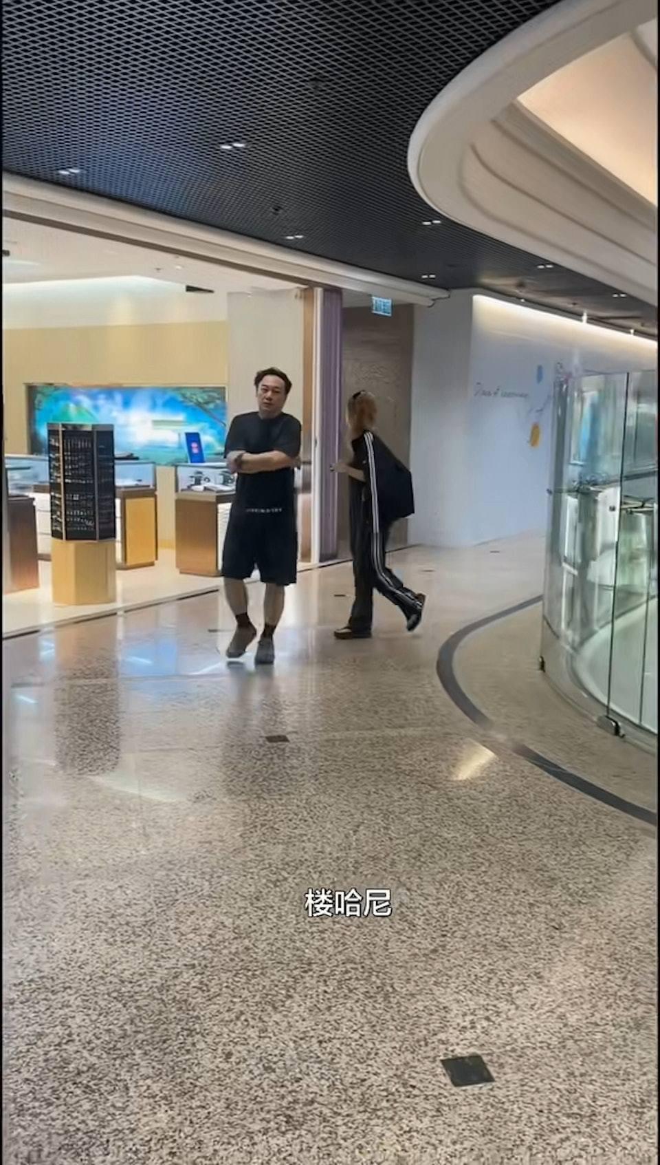 陳奕迅與徐濠縈都穿著黑色運動風造型現身。(圖/翻攝自抖音)