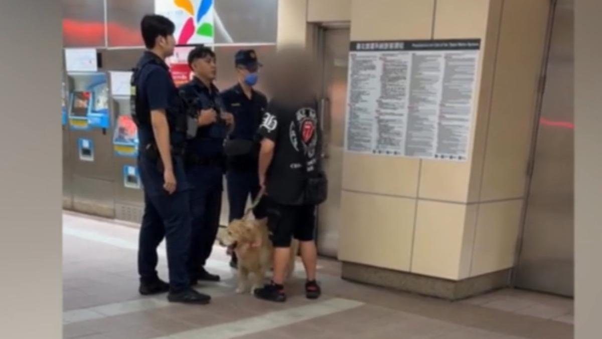 男子想要將黃金獵犬裝塑膠袋。（圖／民眾提供）