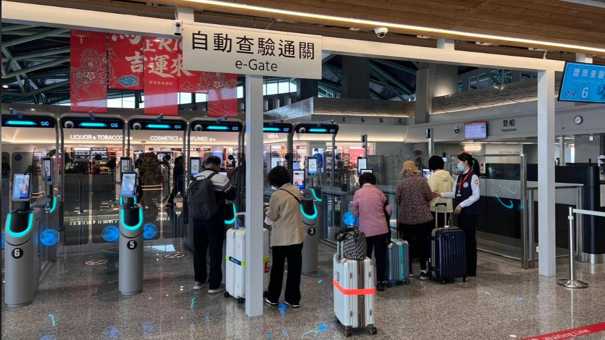 移民署在水頭港旅運中心導入新世代e-Gate系統提升通關效率。（圖／移民署提供）