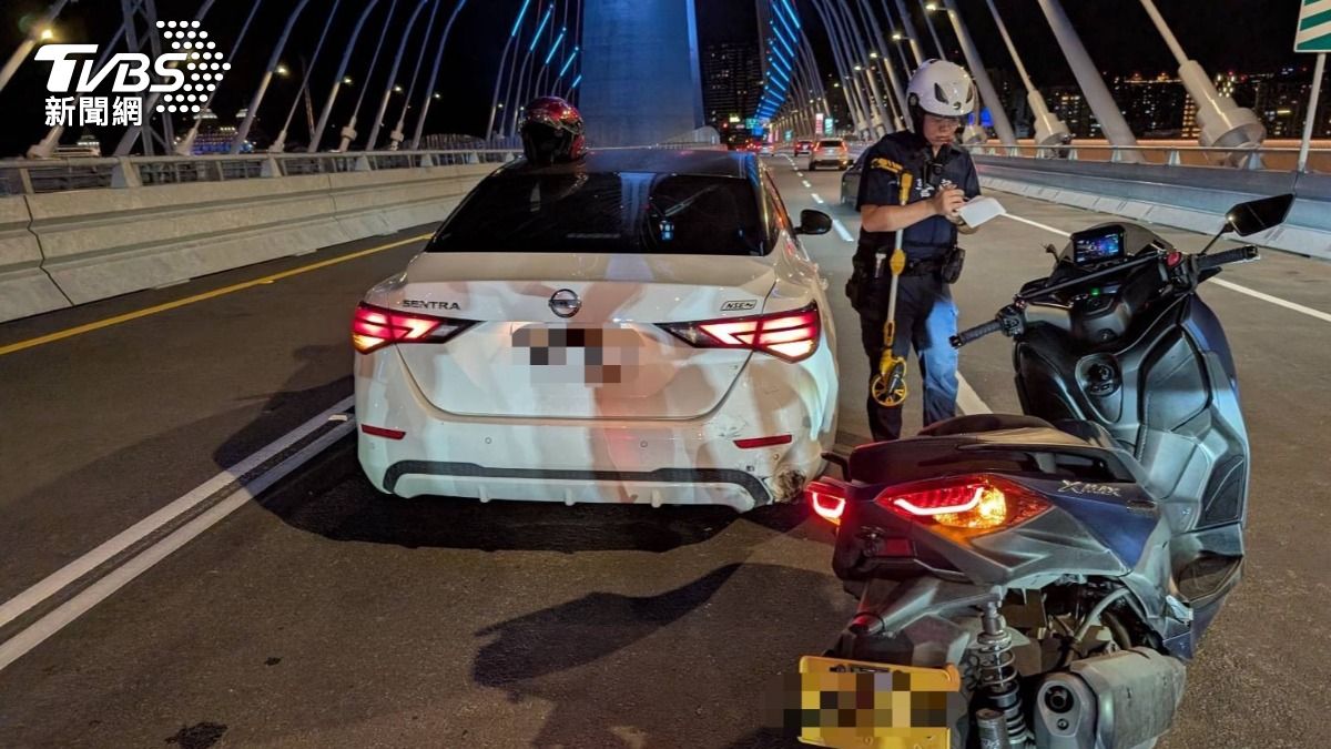 警方表示,這起應是淡江大橋通車後首起車禍,造成騎士輕微擦挫傷,現場包紮後自行就醫。(圖/TVBS)