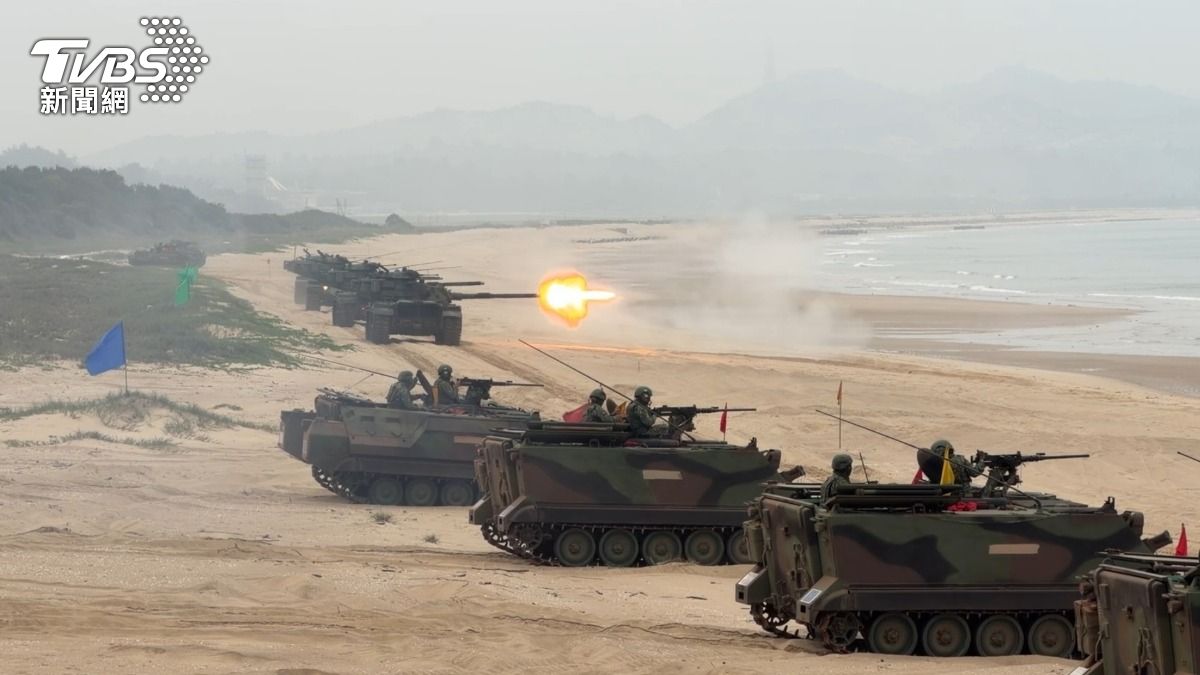 太武操演於后湖,以各式火砲、戰甲車與建制武器編織交叉火網。(圖/程子奕攝)