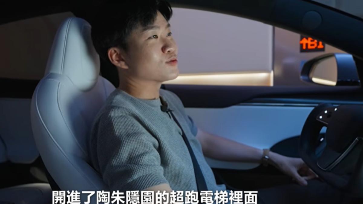Joeman將愛車停放在「超跑電梯」。（圖／翻攝自YT@Joeman）