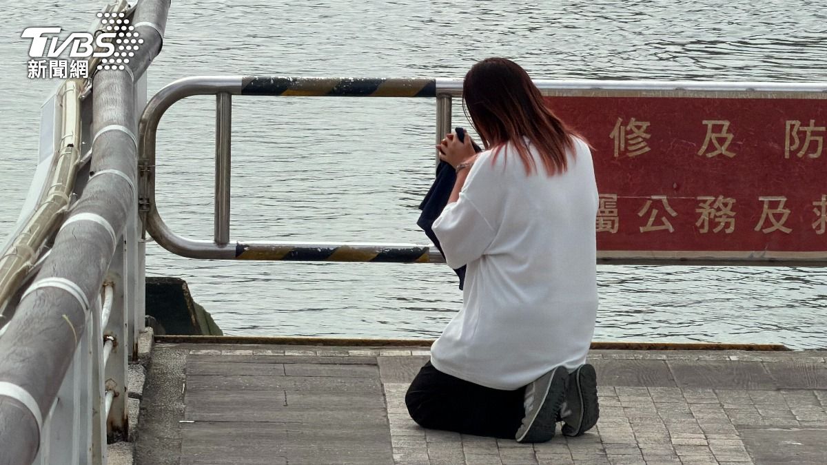 姊姊岸邊跪求發文期盼弟弟趕快回家。(圖/張貴翔攝)