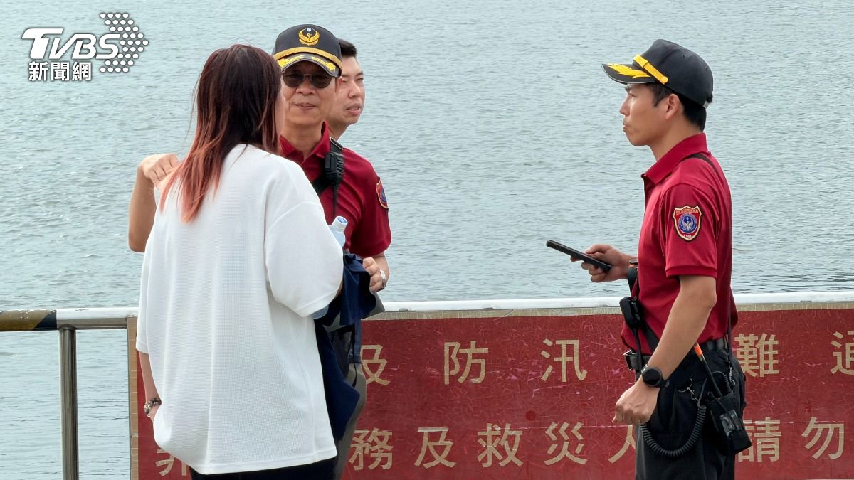 警消人員向家屬說明搜救情況。（圖／張貴翔攝）