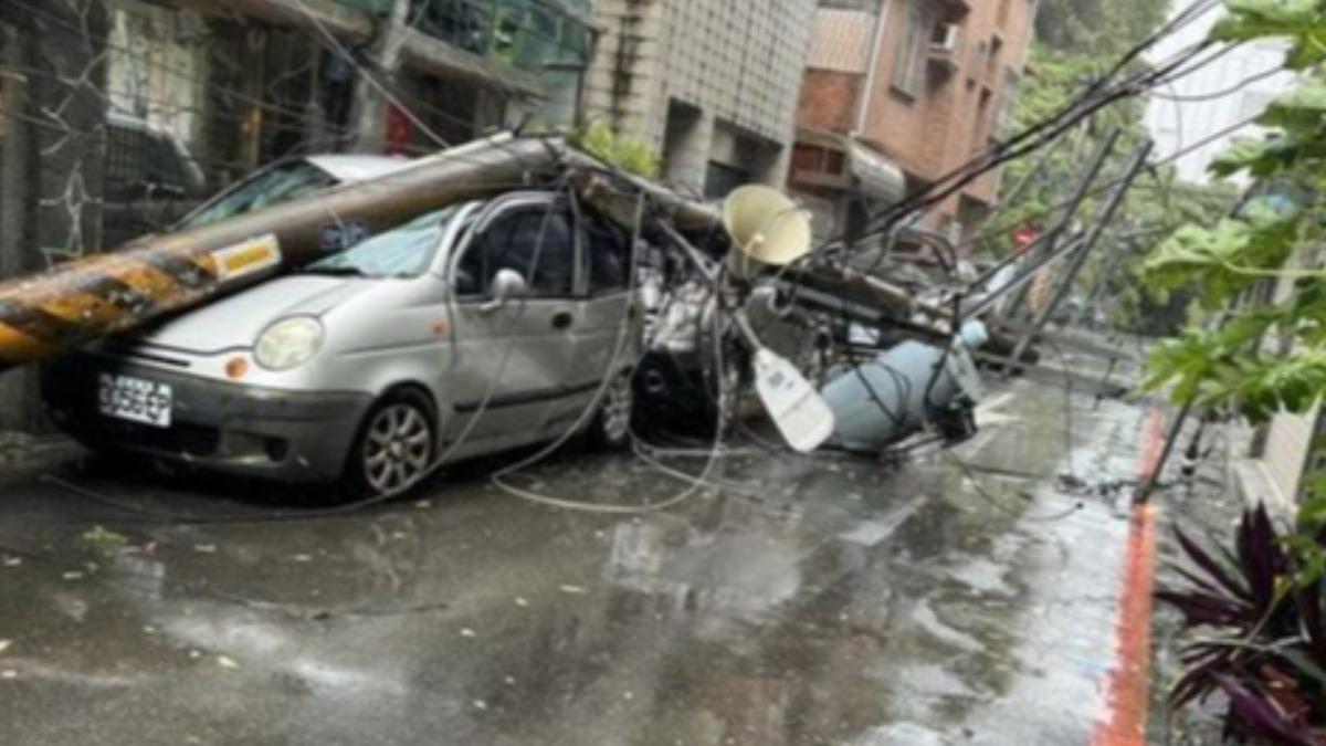 電桿直接影響行人安全與生活品質。（圖／翻攝自黃心華臉書）