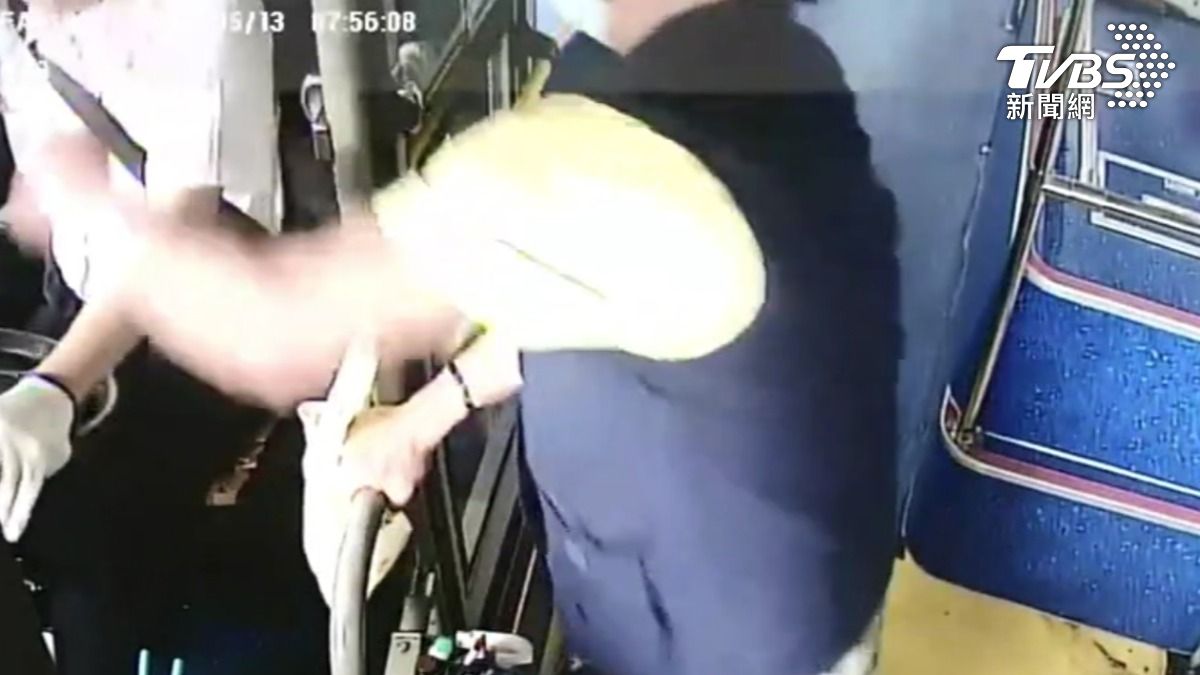 乘客不滿過站徒手毆司機，再拿車窗擊破器攻擊釀傷，當場遭逮。（圖／TVBS）