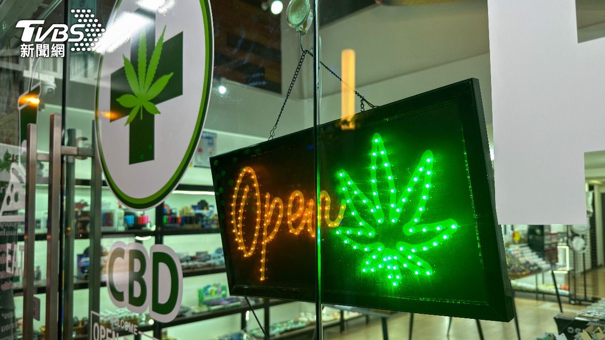 美國密西根州一間大麻店遭嫌犯闖空門,竊賊縱火逃跑卻意外燒到自己。(資料圖/達志影像Shutterstock)