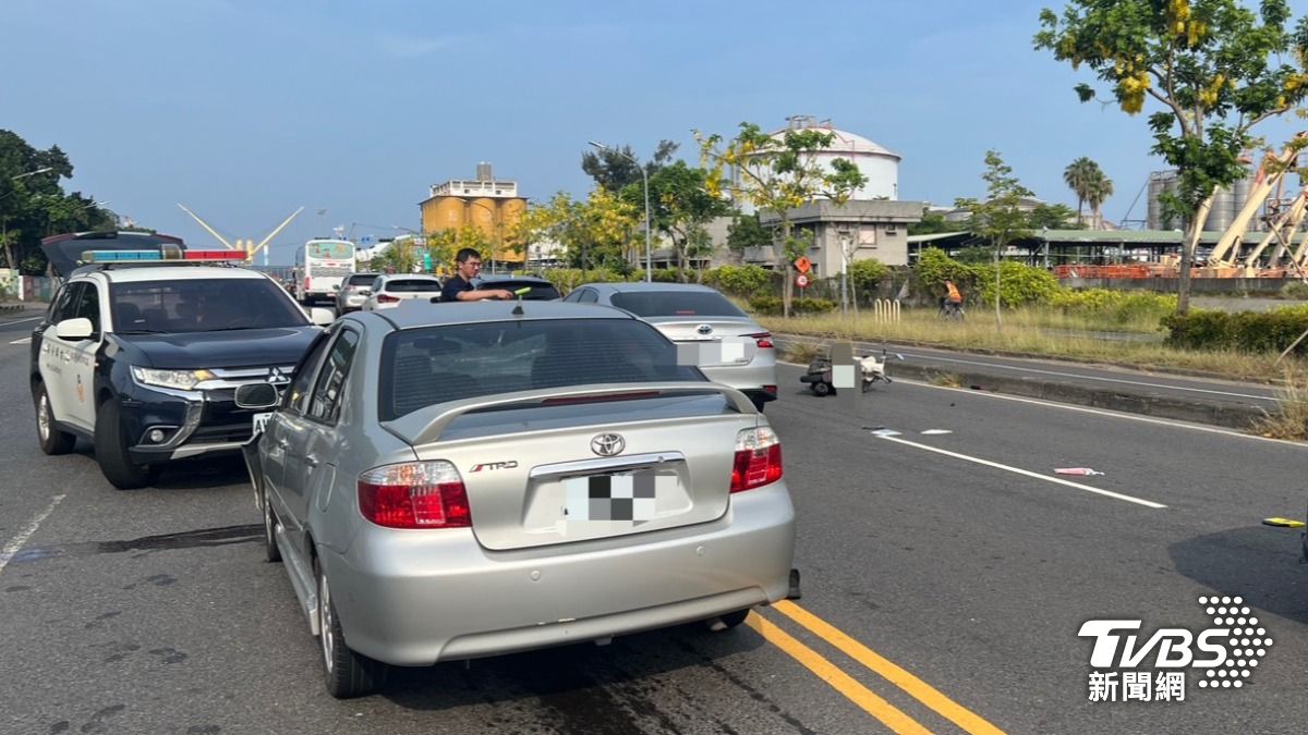 柳男駕駛轎車趕往碼頭上班肇事。(圖/TVBS)