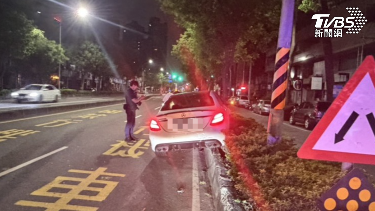 高雄嫌犯毒駕,開上中央分隔島,還藏毒被警方抓包。(圖/TVBS)