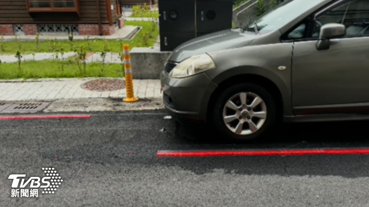 宜蘭斷頭紅線!碰到車子轉彎,廠商刨掉重劃。(圖/TVBS)