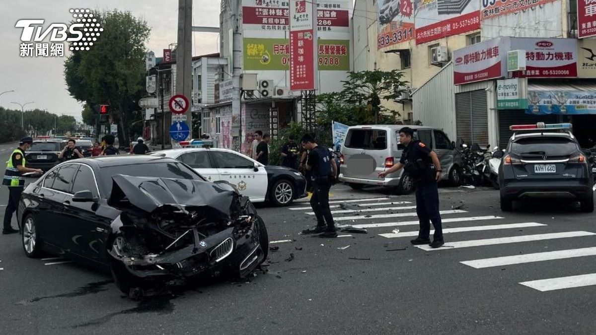 BMW被撞爛。(圖/TVBS)