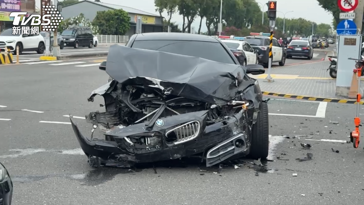 雲林街頭警匪追逐!偷車男拒檢狂逃 撞爛BMW害母子受傷