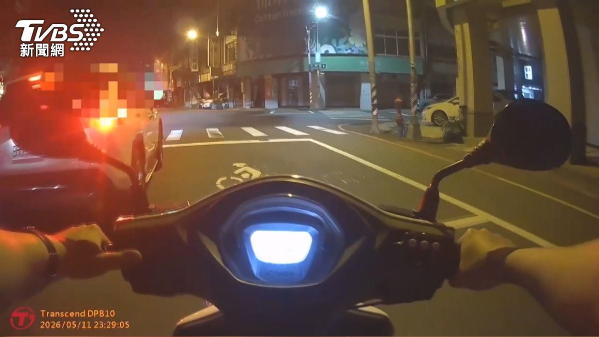 70歲父載女闖紅燈!警攔查見「車內狂吐」秒切換鳴笛開道。(圖/TVBS)