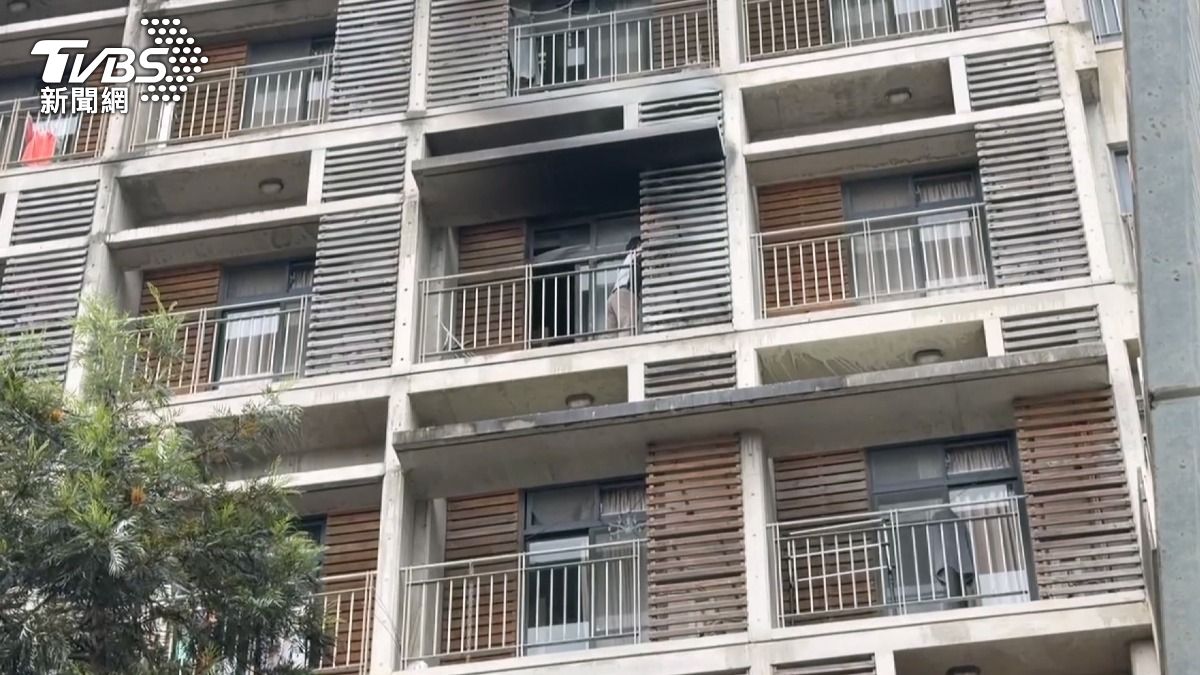 睡夢中聽見爆炸!東海宿舍冷氣起火 機警男大生「狂噴滅火器」阻災。(圖/TVBS)