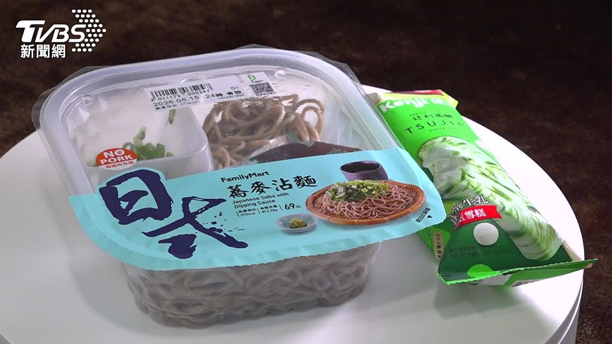 網路流行混搭吃法，把涼麵跟抹茶冰混在一起吃。（圖／TVBS）