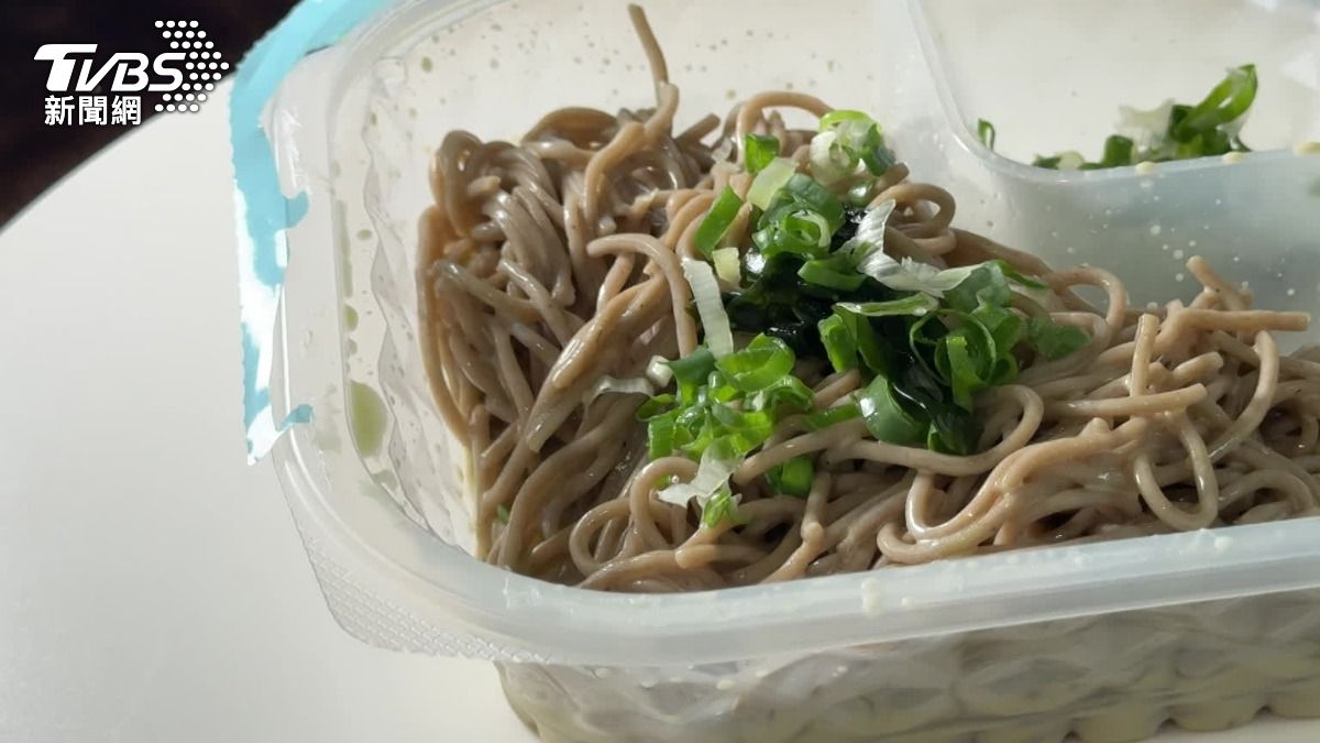網友分享，涼麵加入抹茶冰，會多一個奶香味。（圖／TVBS）