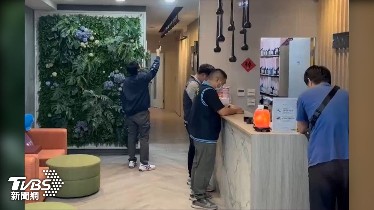 新北市擴大聯合稽查，又有一間醫美診所涉裝偵煙型監視器。（圖／TVBS）
