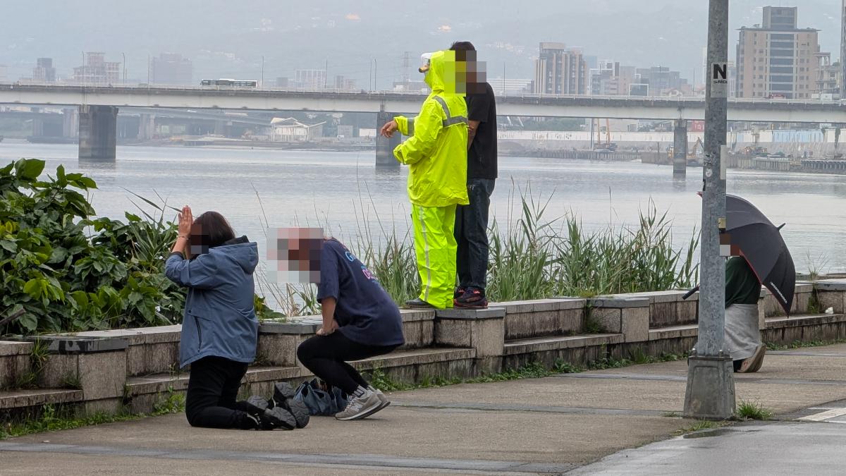 文大生救人「失聯逾33小時」!家屬跪地哭喊:快出來爸媽帶你回家