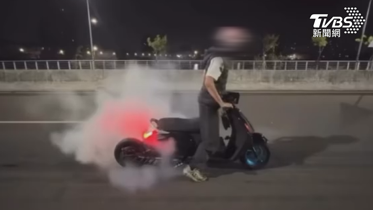 台南一名18歲高職生,向朋友借了改裝的微型電動二輪車,到和緯路連接安平路段燒胎,甚至把過程錄影PO網(圖/翻攝Threads@wah96399)