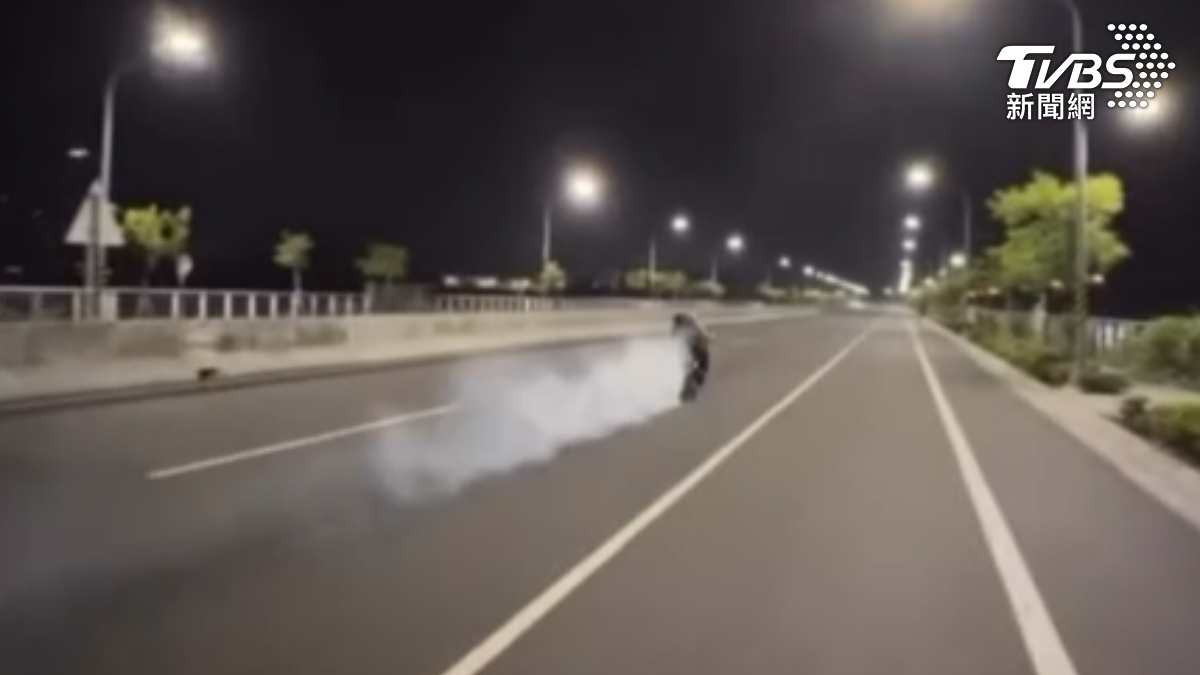 男同學戴著安全帽,騎上改裝後的微型電動二輪車,不停催電門,讓輪胎瞬間揚起大量白煙,把自己當成賽車手衝線一般(圖/翻攝Threads@wah96399)