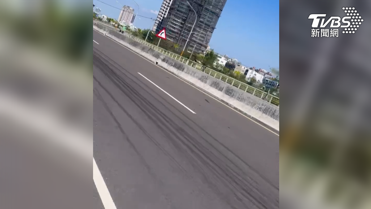 機車高轉速摩擦柏油路,整條路上都能看見一條又一條的黑色輪胎痕(圖/翻攝Threads@wah96399)
