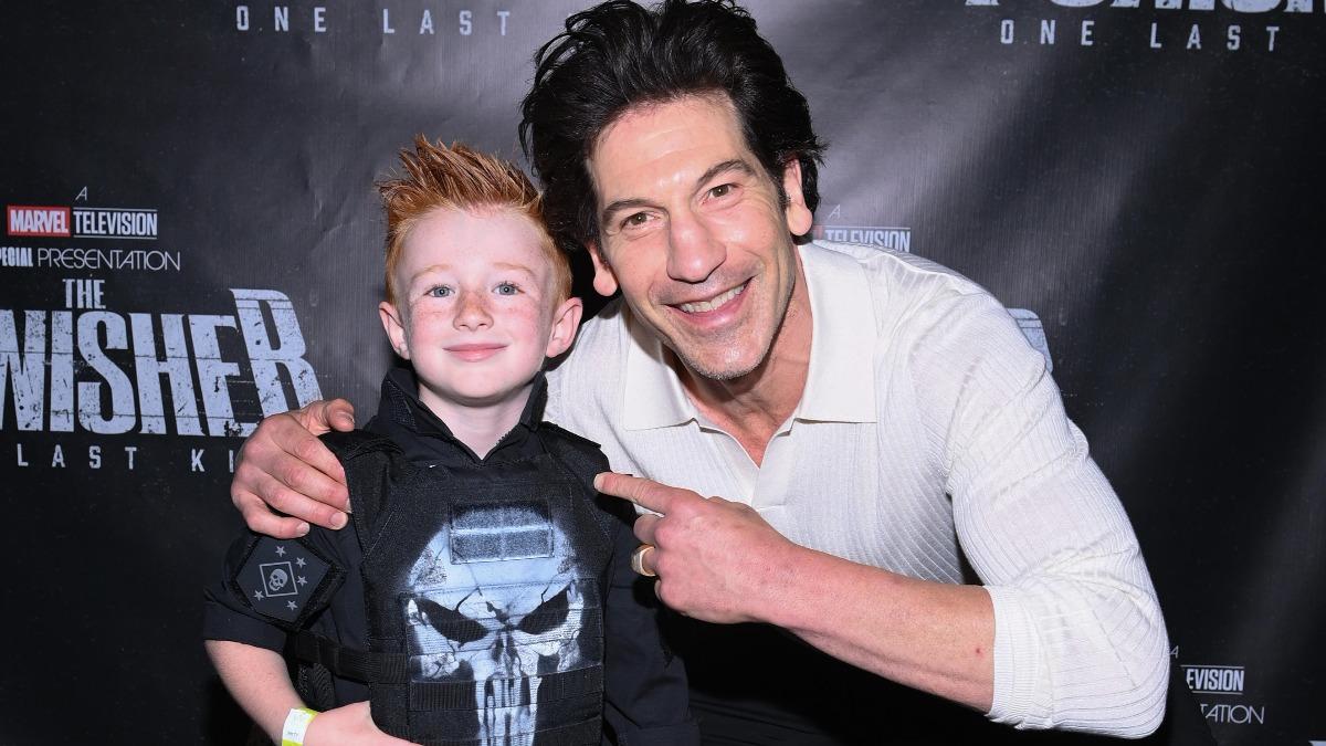 強柏恩瑟出席《制裁者:最後一擊》首映會,與小粉絲開心合影。(圖/Disney+提供)
