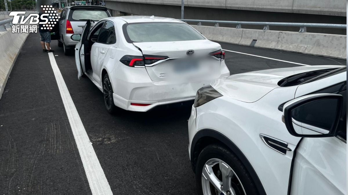 淡江大橋通車第二天又車禍 休旅車疑分心3車連環撞