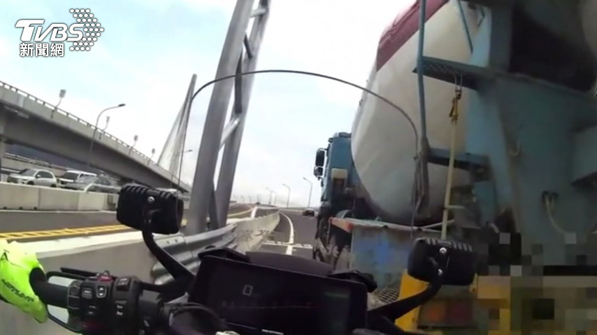 淡江大橋通車首日大車違規最多,警依法取締開罰。(圖/TVBS)