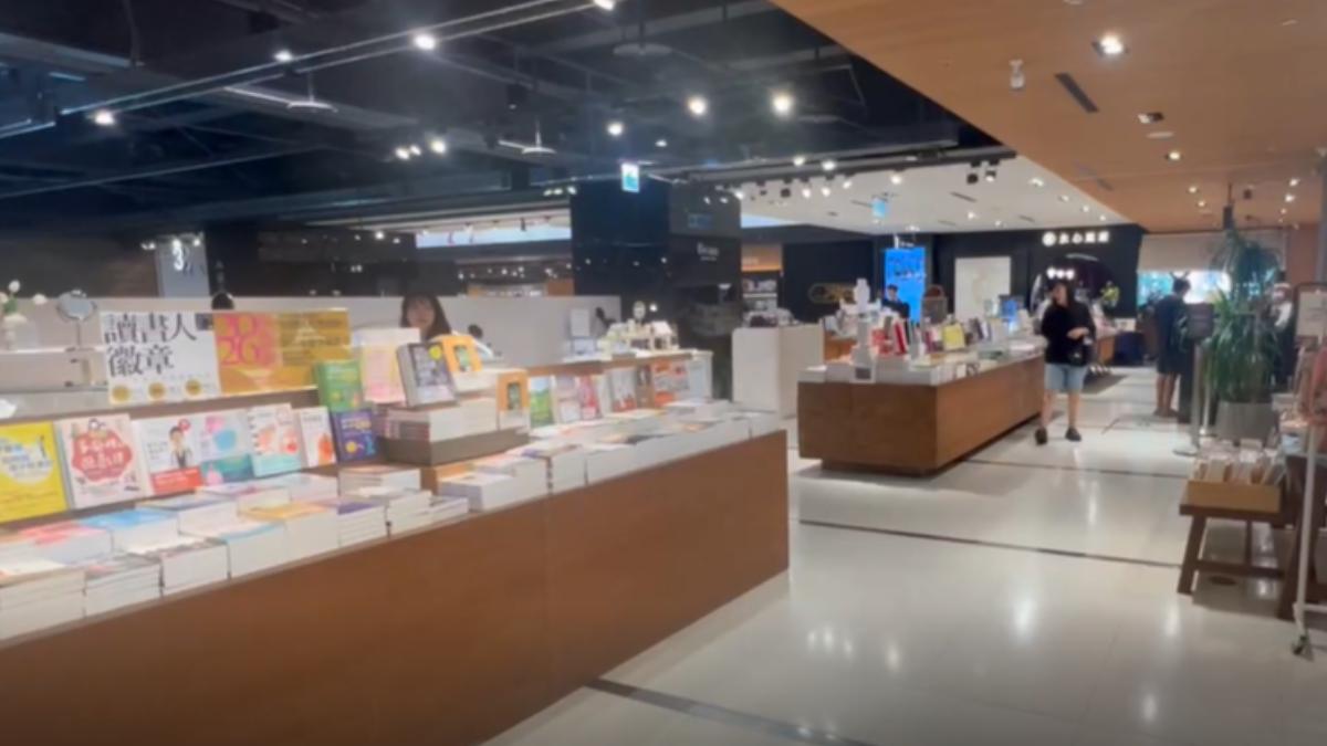 女子和朋友在書店看書時,發現身旁有男子用書本掩護手機鏡頭疑似在偷拍。(圖/TVBS)