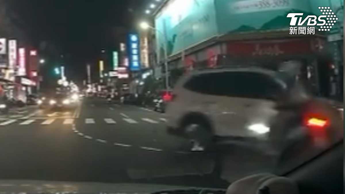 台南中西區也發生類似的搶快事故,一名騎士在號誌轉為黃燈時,見對向轎車準備左轉,仍加速直行衝出,雙方在路口發生碰撞(圖/翻攝Threads)